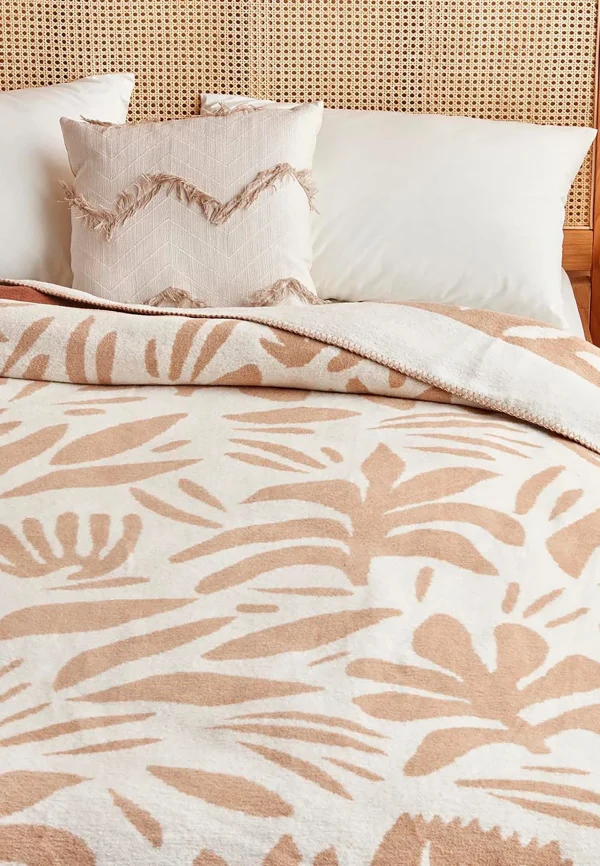 BELLA MAISON Wohndecke In Beige 10