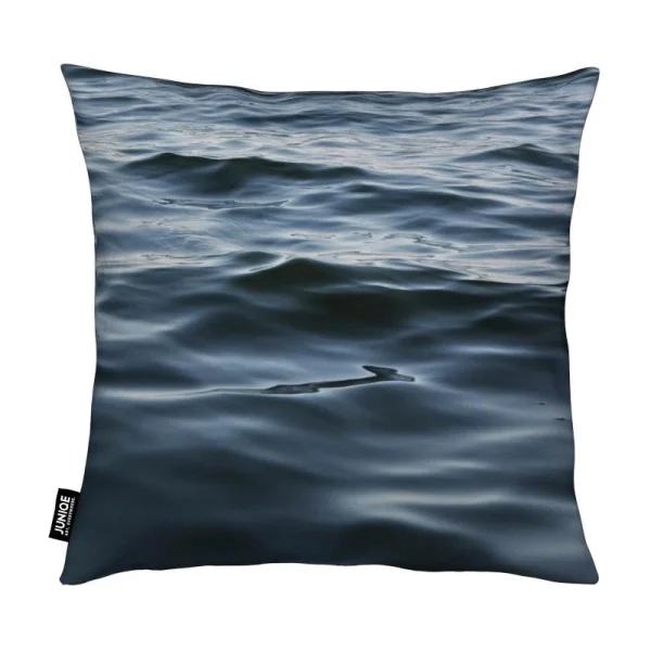 Juniqe Kissen “Feet In The Water” In Blau & Grau 3