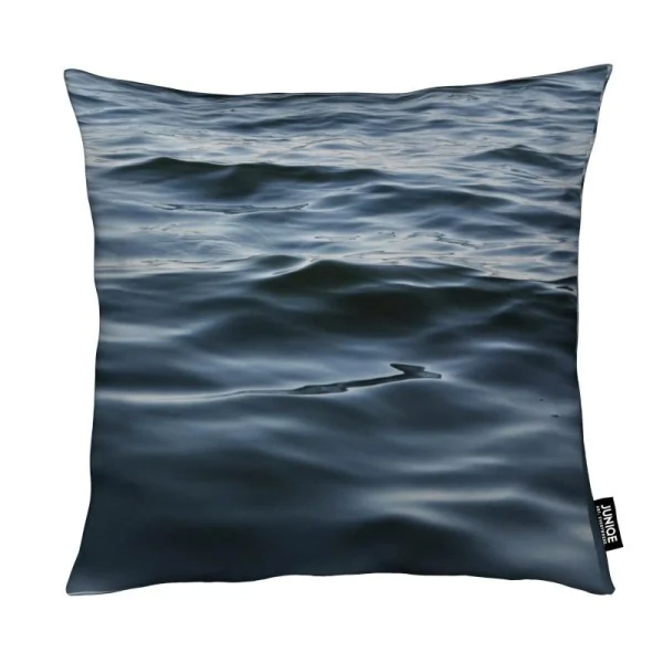 Juniqe Kissen “Feet In The Water” In Blau & Grau 1