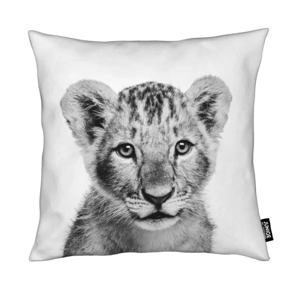 Juniqe Kissen “Lion Cub II Classic” In Schwarz & Weiß 1