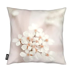 Juniqe Kissen “Pastel Flower Queen Ann Lace” In Rosa & Weiß 7