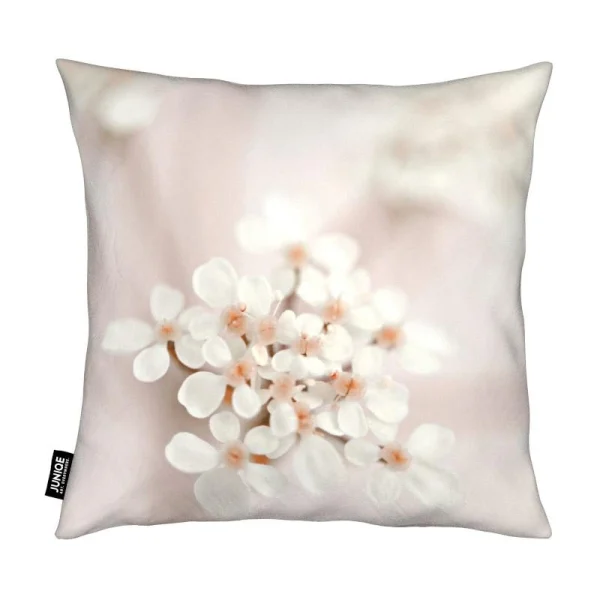 Juniqe Kissen “Pastel Flower Queen Ann Lace” In Rosa & Weiß 3