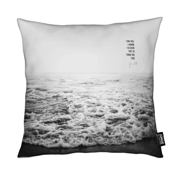 Juniqe Kissen “Tide X Johnny Cash” In Grau 1