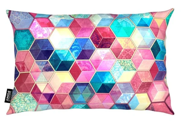 Juniqe Kissen “Topaz And Rubey Crystal Honeycomb Cubes” In Bunt & Rosa 3