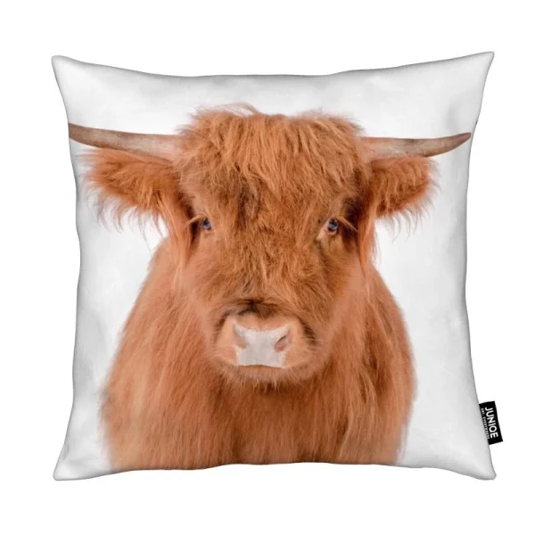 Juniqe Kissen “Young Highland Cow” In Braun 1